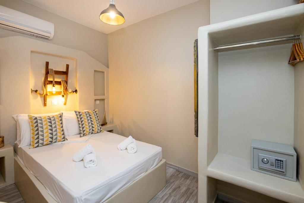 Postel nebo postele na pokoji v ubytování Couvaros Hotel
