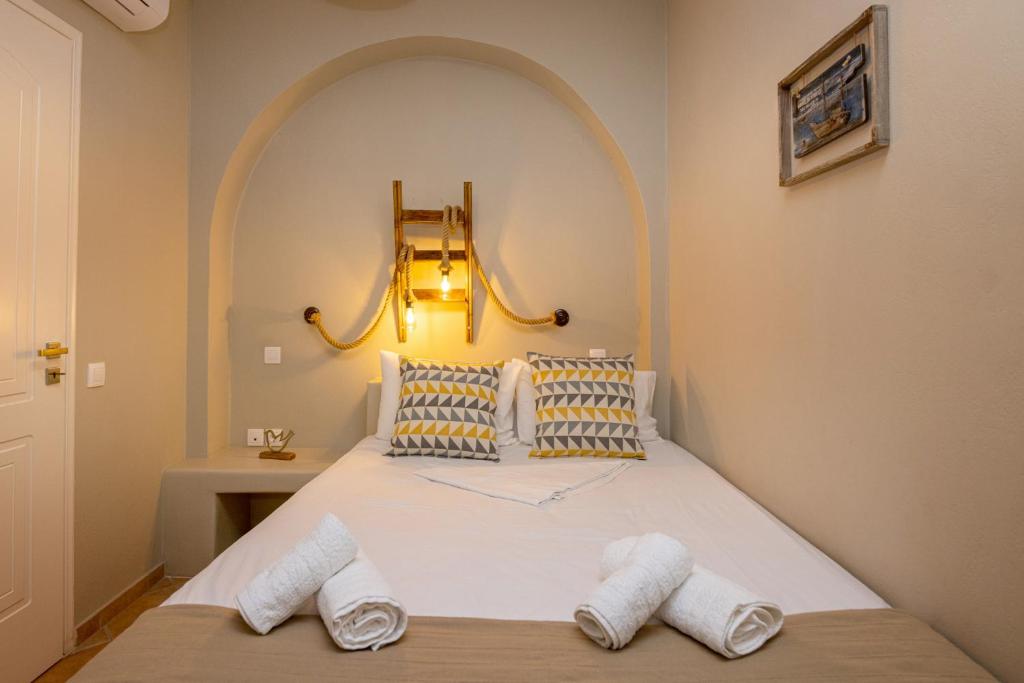 Postel nebo postele na pokoji v ubytování Couvaros Hotel