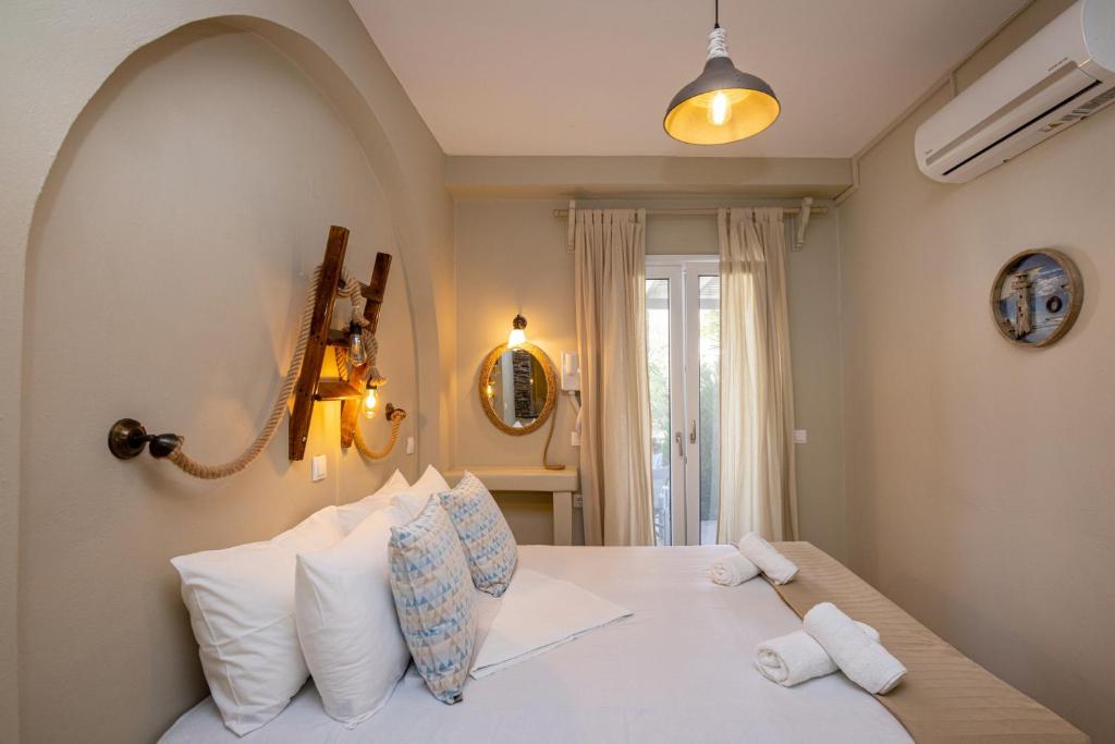 Postel nebo postele na pokoji v ubytování Couvaros Hotel