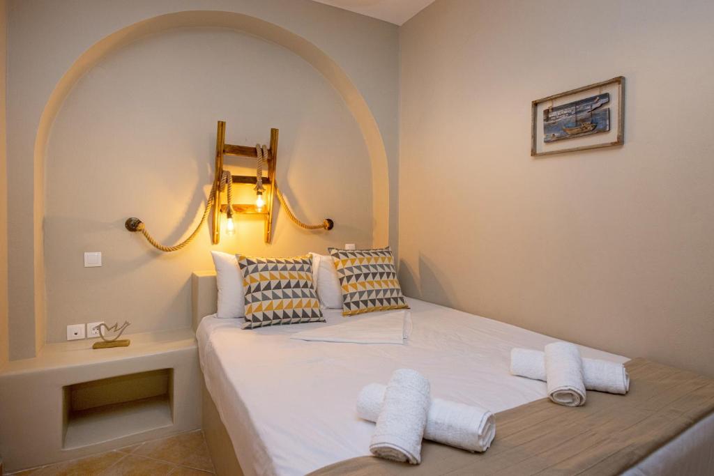 Postel nebo postele na pokoji v ubytování Couvaros Hotel