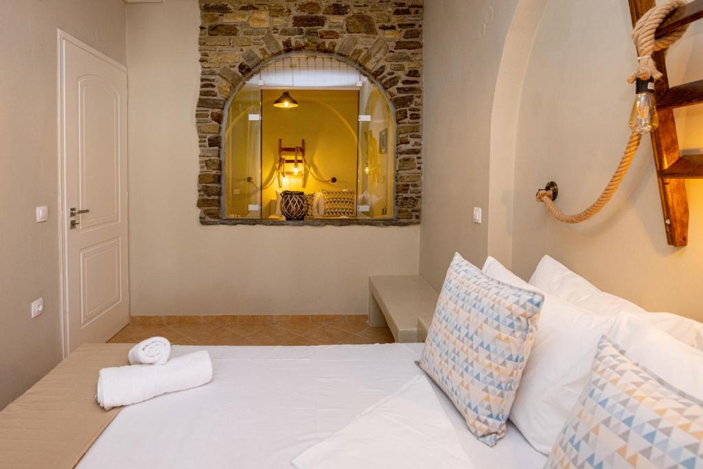 Postel nebo postele na pokoji v ubytování Couvaros Hotel