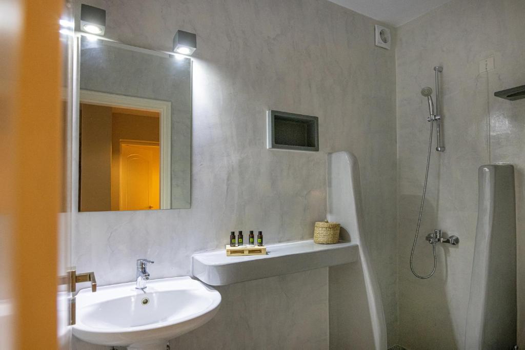 Koupelna v ubytování Couvaros Hotel