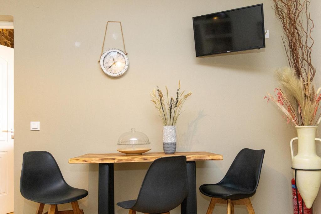 TV a/nebo společenská místnost v ubytování Couvaros Hotel