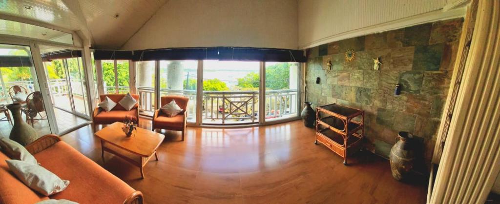 Posezení v ubytování Beachfront penthouse with panoramic ocean view