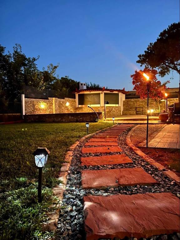 Vonkajšia záhrada v ubytovaní Kalamata Garden Suite