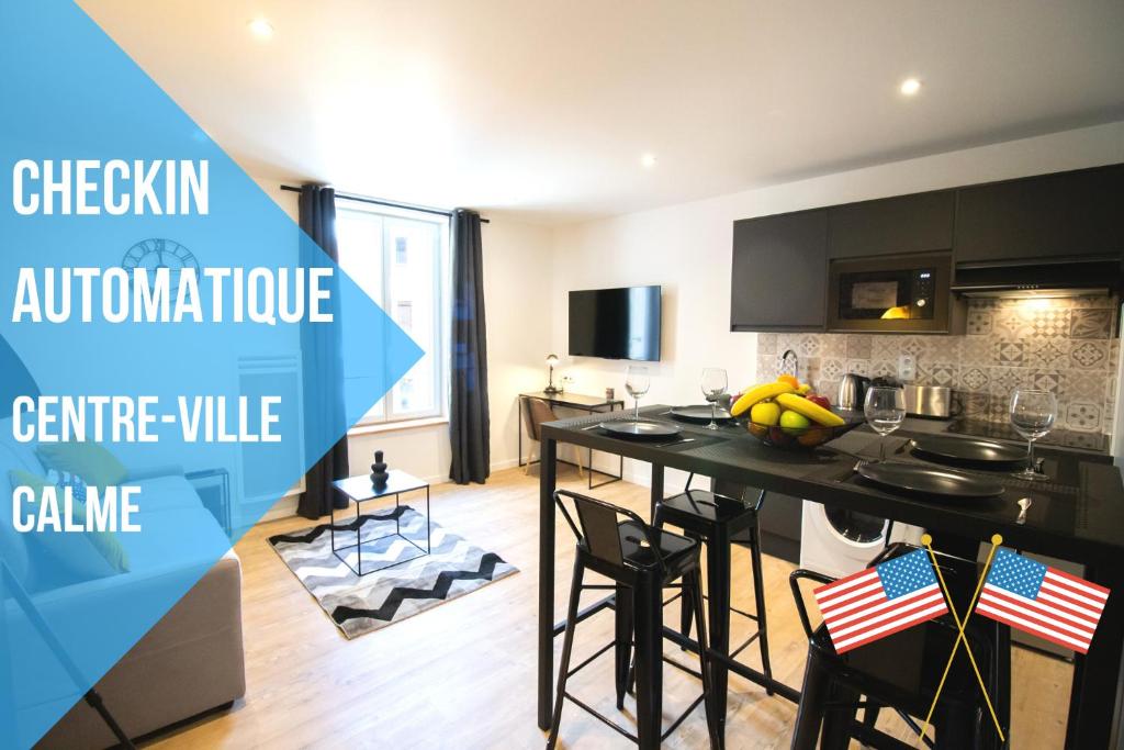 an image of a kitchen with an american flag at Self Checkin Automatique - Downtown - AMERICA in La Ferté-sous-Jouarre