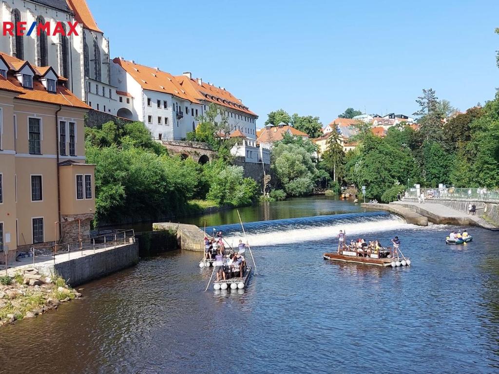 Výhled na řeku, která protéká v blízkosti penzionu
