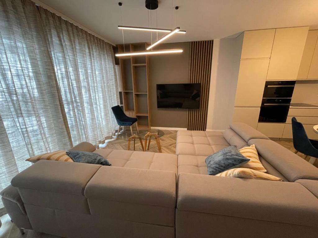 salon z białą kanapą i telewizorem w obiekcie Apartament blisko kolejki na Skrzyczne w Szczyrku