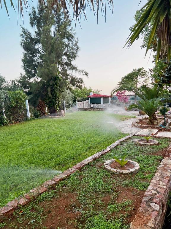 Vonkajšia záhrada v ubytovaní Kalamata Garden Suite