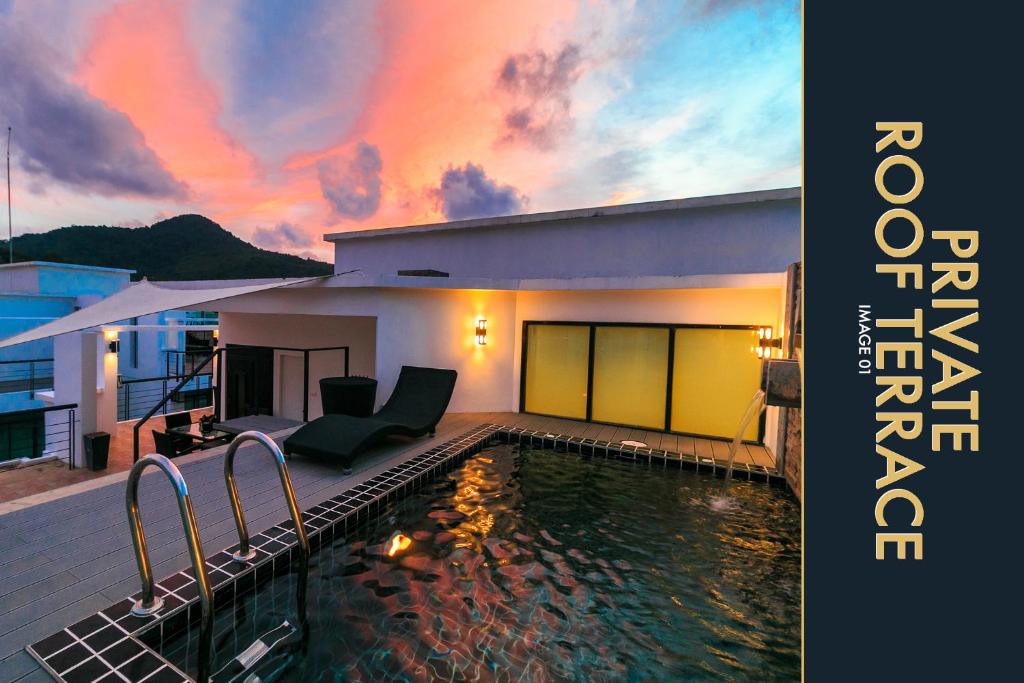 卡馬拉海灘的住宿－3 BR Stylish Condo with Private Rooftop Pool，一座游泳池,位于一座享有日落美景的房屋前