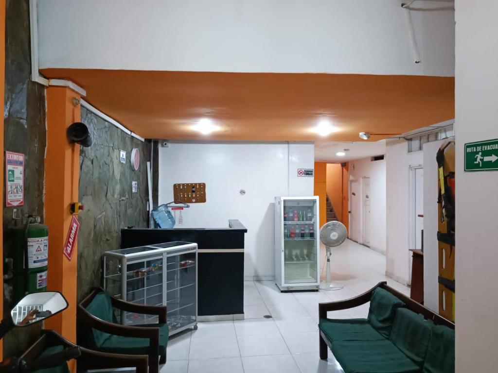 een kamer met een koelkast en stoelen. bij HOTEL CASA XION in Neiva