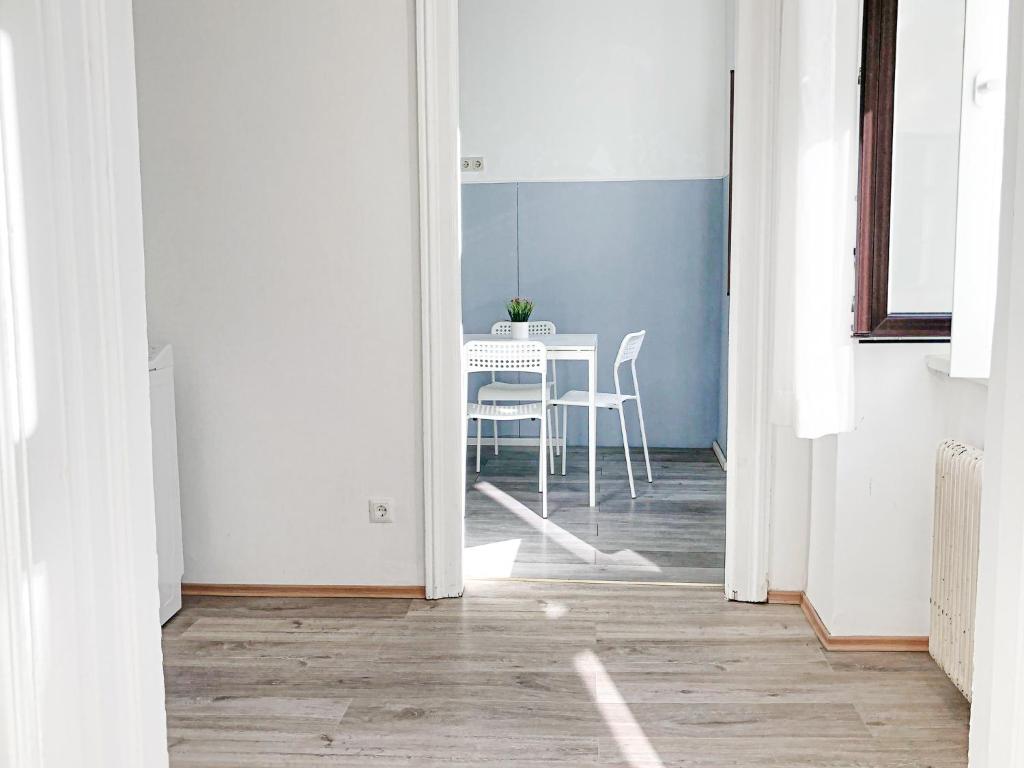 Fotografie z fotogalerie ubytování Commodious 2BR Apt. Near AKH-Perfect for Groups ve Vídni