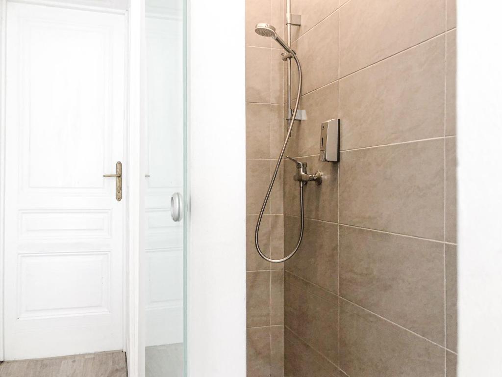 Koupelna v ubytování Commodious 2BR Apt. Near AKH-Perfect for Groups