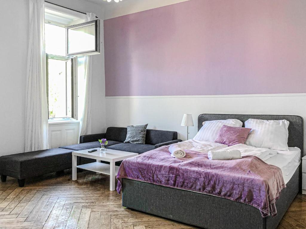 Postel nebo postele na pokoji v ubytování Commodious 2BR Apt. Near AKH-Perfect for Groups