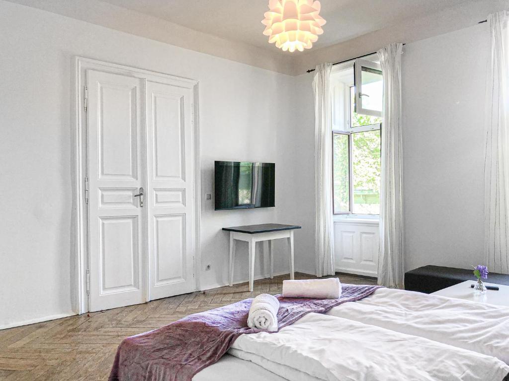 TV a/nebo společenská místnost v ubytování Commodious 2BR Apt. Near AKH-Perfect for Groups