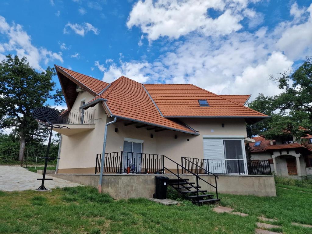 dom z pomarańczowym dachem w obiekcie Forest House Balaton w mieście Cserszegtomaj