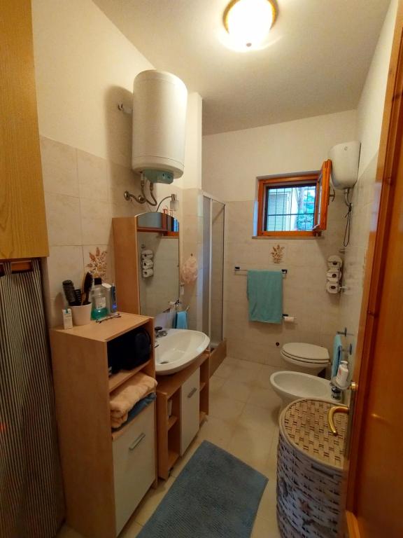 łazienka z umywalką i toaletą w obiekcie casa luisa3br w mieście Cala Gonone