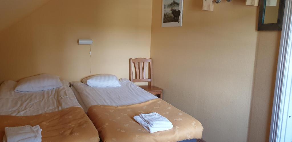 Postel nebo postele na pokoji v ubytování Skutskepparn Kuststation