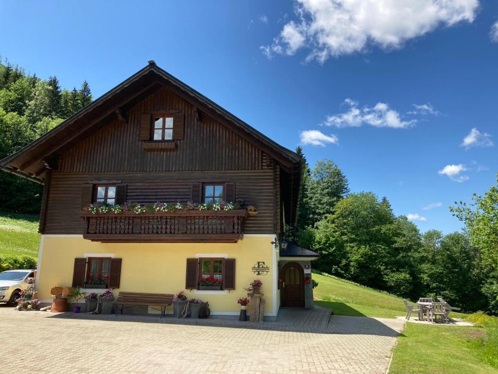 ein Haus mit einer Bank davor in der Unterkunft Ferienwohnung Michaela in Lackenhof