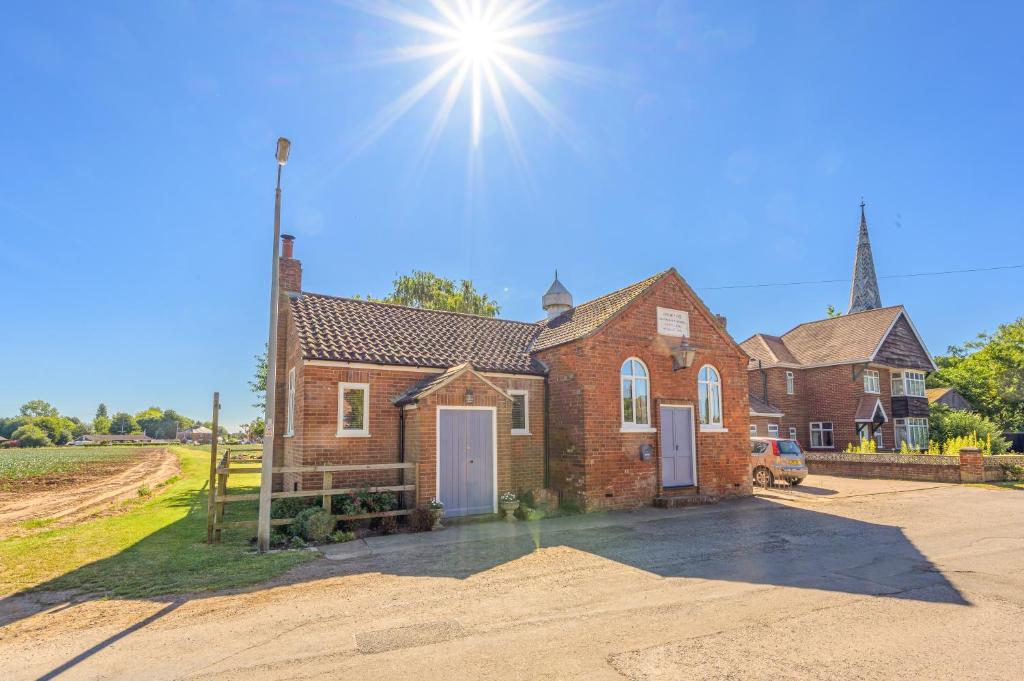 een oude bakstenen kerk met aura bij The Chapel in Humby