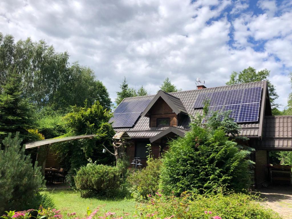 una casa con paneles solares en el techo en Dom Rodzinny w Augustowie (przy ulicy Sajenek) en Augustów