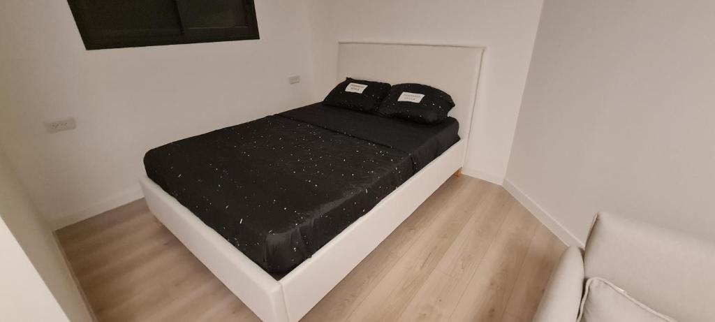 Een bed of bedden in een kamer bij צימר נרקיס