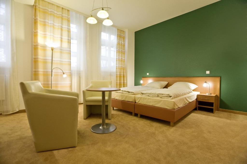 Postel nebo postele na pokoji v ubytování Hotel Bayrischer Hof