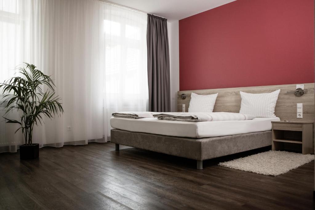 Postel nebo postele na pokoji v ubytování Hotel Bayrischer Hof