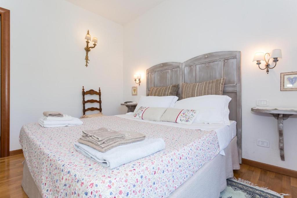 a bedroom with a large bed with towels on it at La Casa Di Federica in Corciano