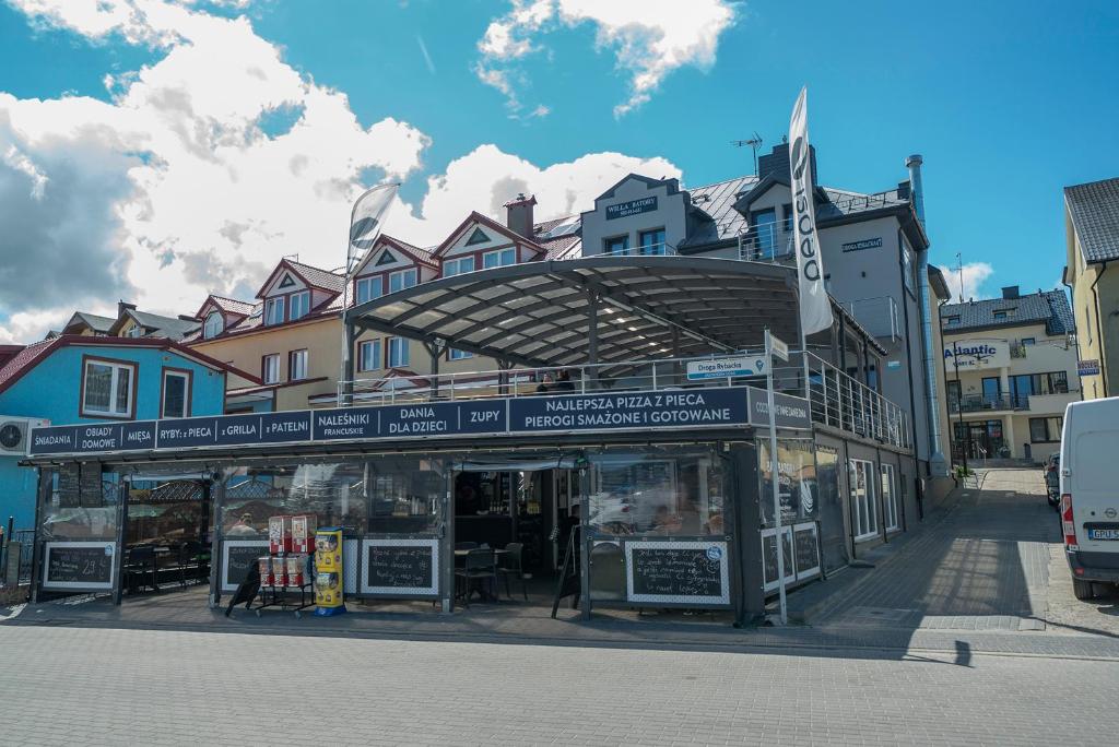 a building with a sign for a book store at Willa Batory in Jastrzębia Góra