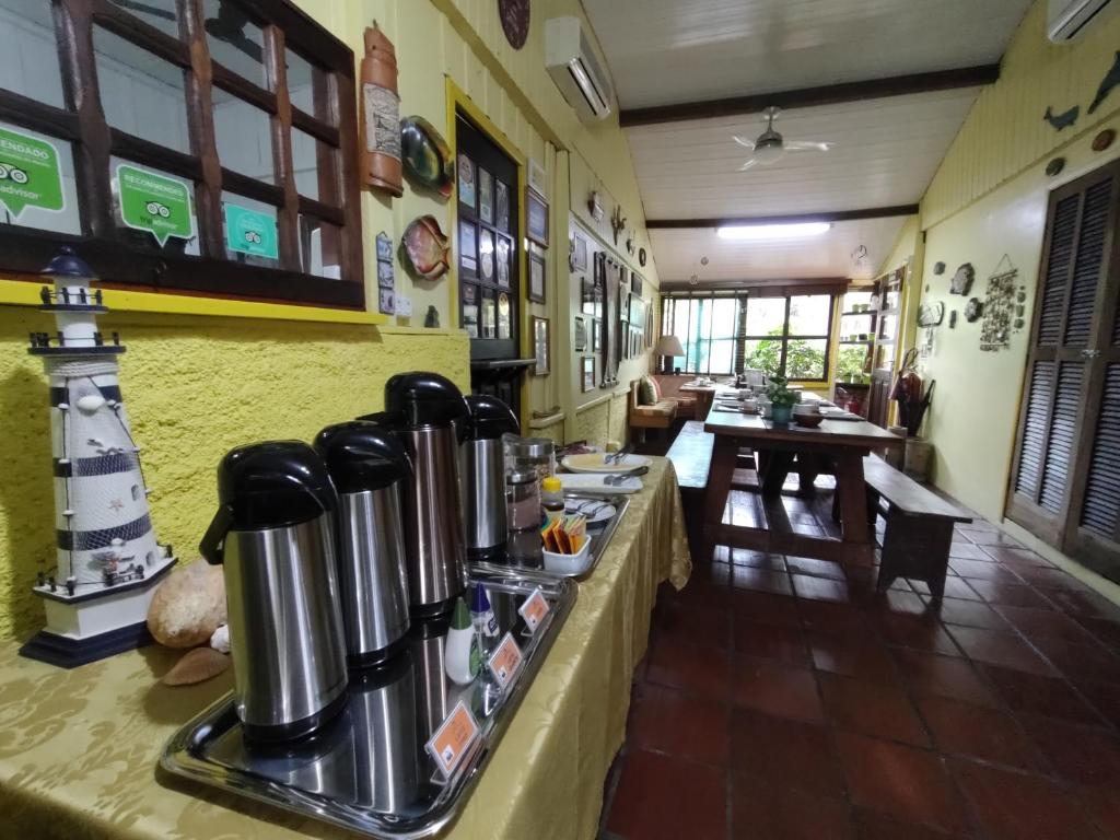 Příslušenství pro přípravu čaje a kávy v ubytování Pousada Enseada das Conchas