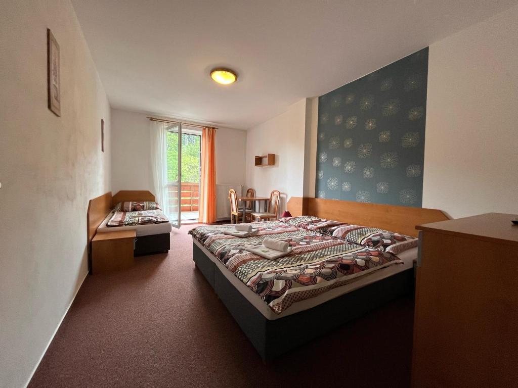 Postel nebo postele na pokoji v ubytování Hotel Arnika