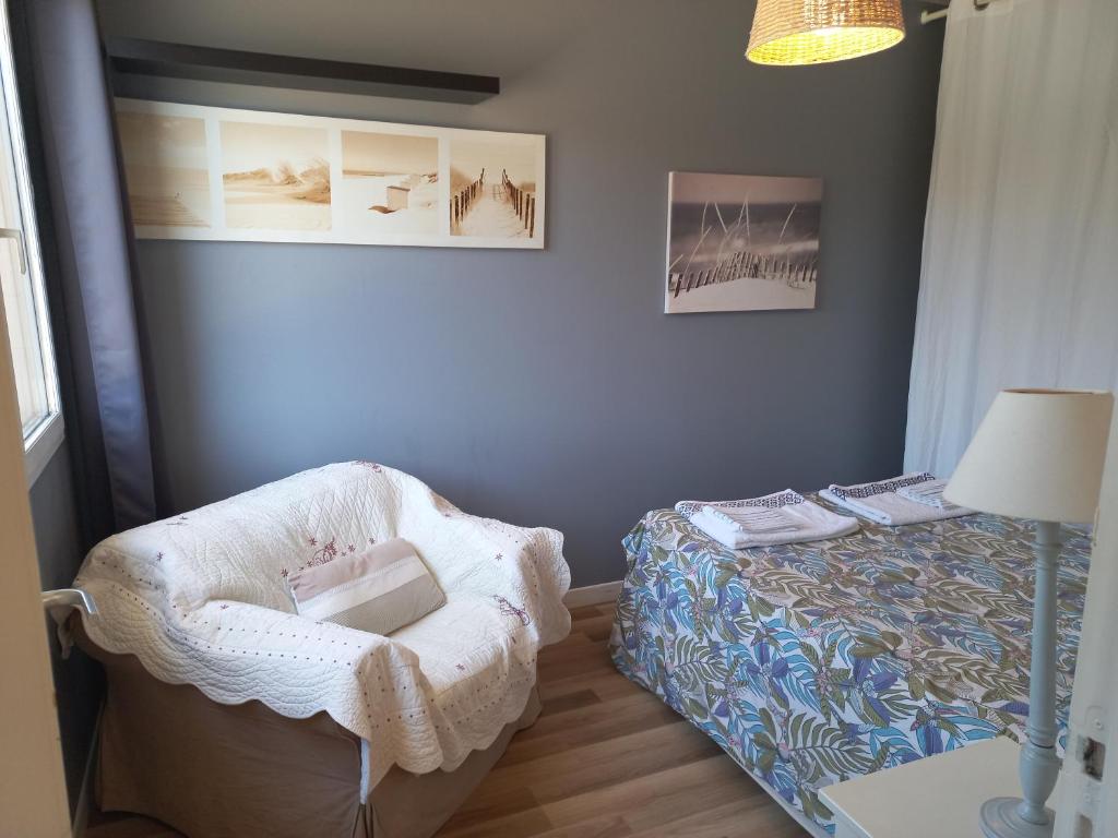 Posteľ alebo postele v izbe v ubytovaní "l'hippocampe", climatisé, 60 m2 , 2 chambres, très calme, plage des sablettes et commerces à 3 minutes à pied, wifi, parking gratuit, lit king size