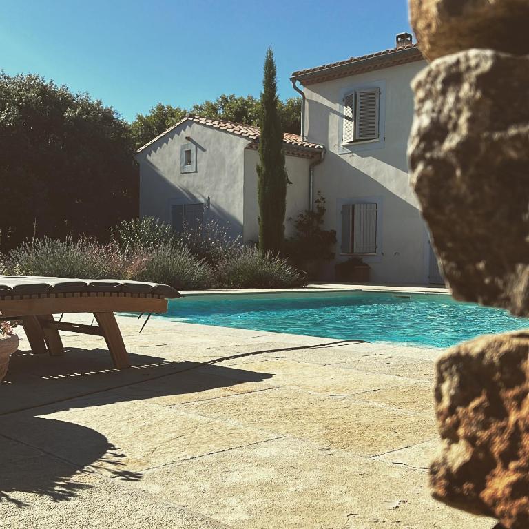 une piscine avec un banc à côté d'une maison dans l'établissement Truffle and Oil, à Ventenac-Cabardès