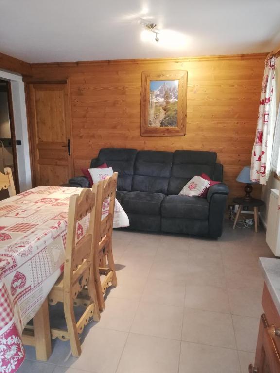 a living room with a couch and a table at appartement Ancolie in Saint-Martin-de-Belleville