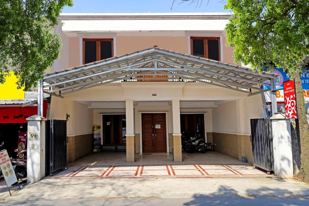 an entrance to a building with a metal gate at OYO 91322 Jawara Guest House Syariah in Bandung