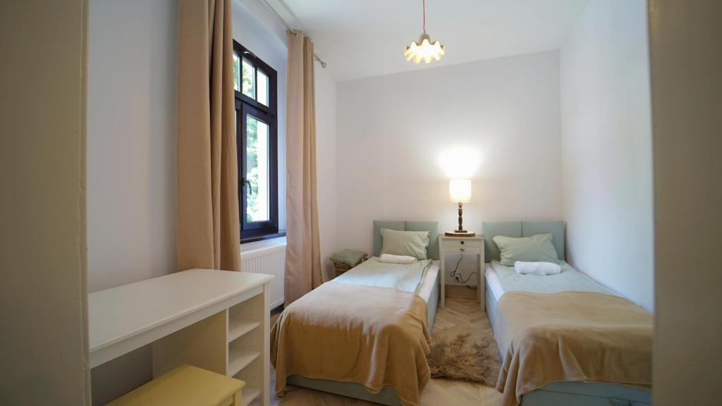 Posteľ alebo postele v izbe v ubytovaní Apartamenty EverySky Szklarska Poręba - 1 go Maja 13