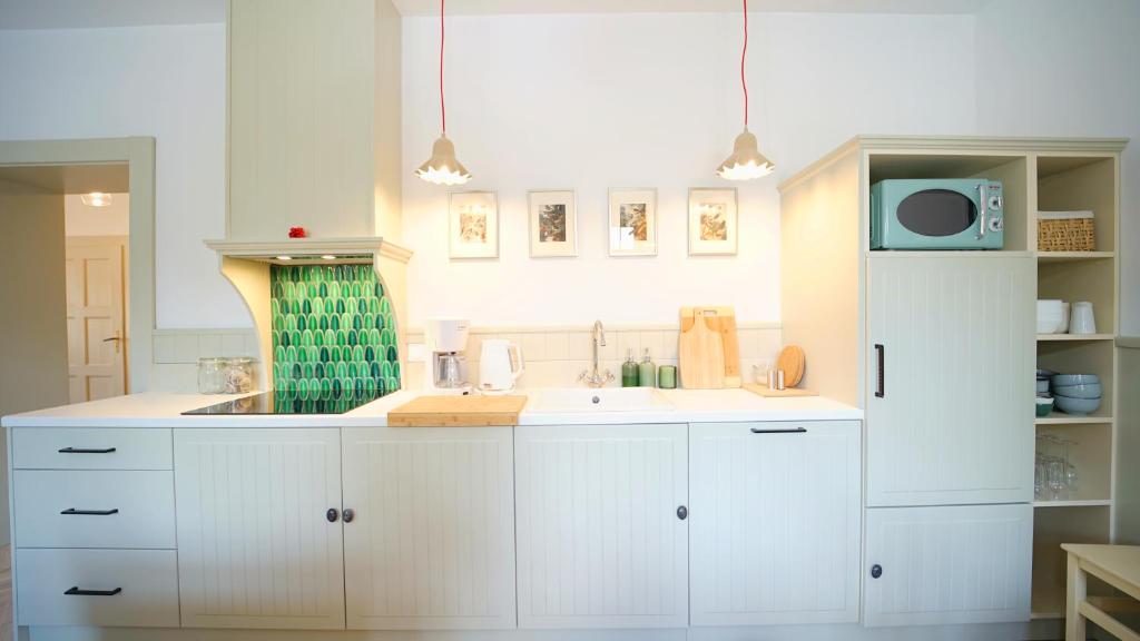 Kuchyňa alebo kuchynka v ubytovaní Apartamenty EverySky Szklarska Poręba - 1 go Maja 13