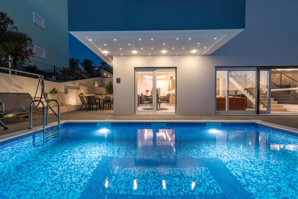 特羅吉爾的住宿－Luxury Villa Sun Stone heated pool & whirlpool，房屋前的游泳池