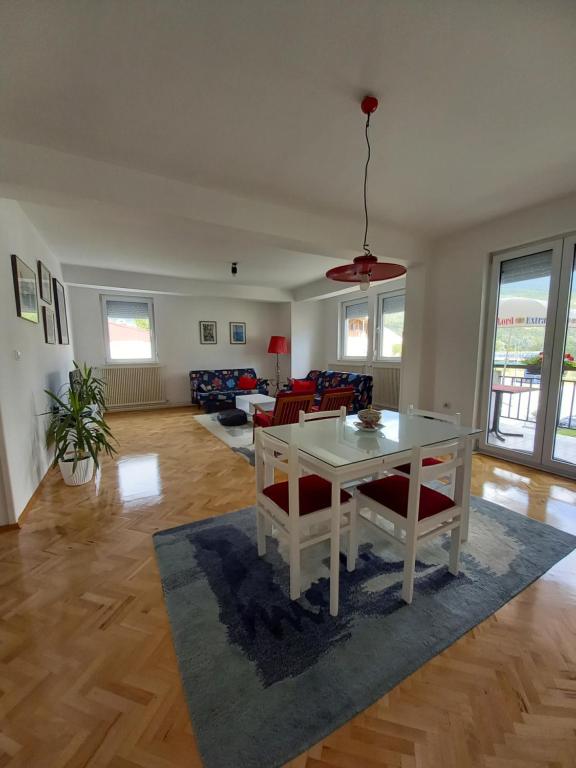 - un salon avec une table et des chaises blanches dans l'établissement Katerina Apartment, à Ohrid