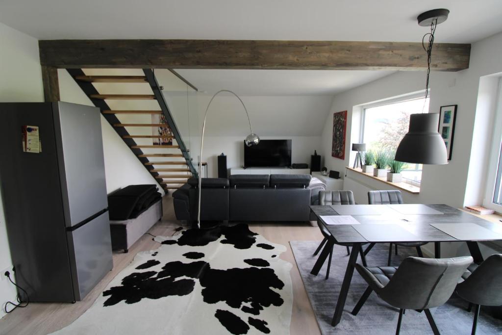 uma sala de estar com uma mesa e uma sala de jantar em Maisonette-Wohnung Oststraße 37 em Schmallenberg