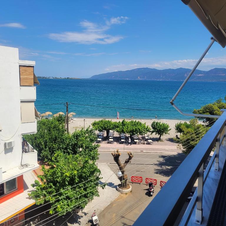 widok na plażę z balkonu budynku w obiekcie SOFICOS Sea View Apartment w mieście Nafpaktos