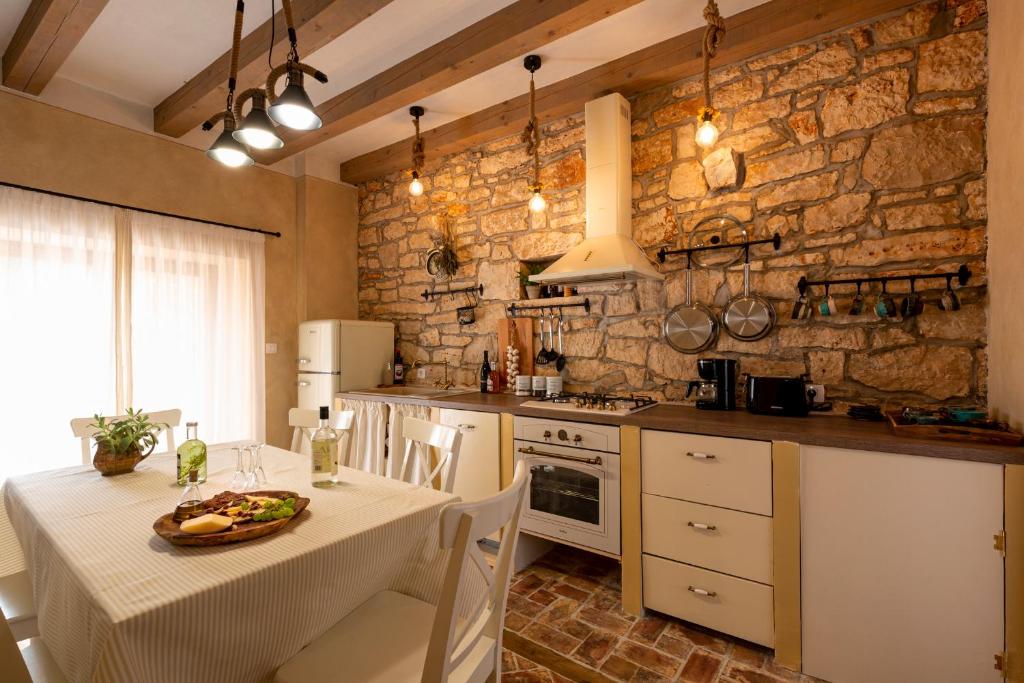 Zdjęcie z galerii obiektu Luxury Villa Trtoja - with e-cars station w mieście Svetvinčenat