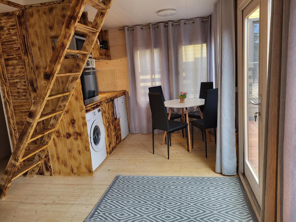 Kuchyň nebo kuchyňský kout v ubytování Tiny house near Viljandi lake