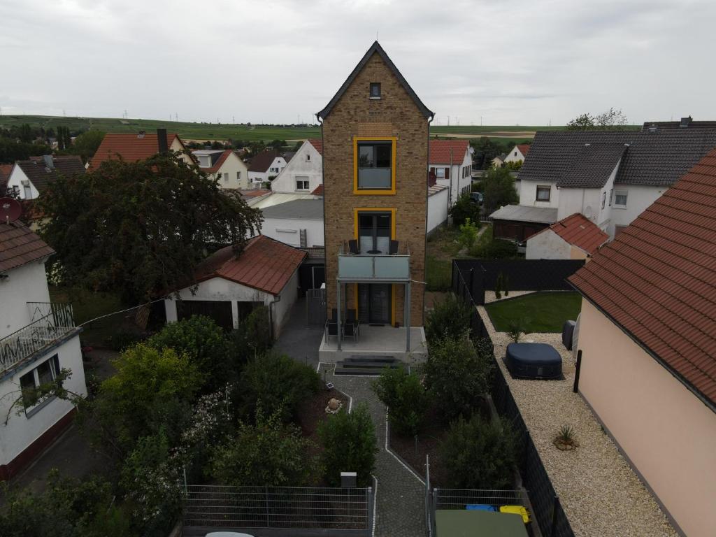 eine Luftansicht eines Hauses in einem Wohnviertel in der Unterkunft Station1 in Westhofen