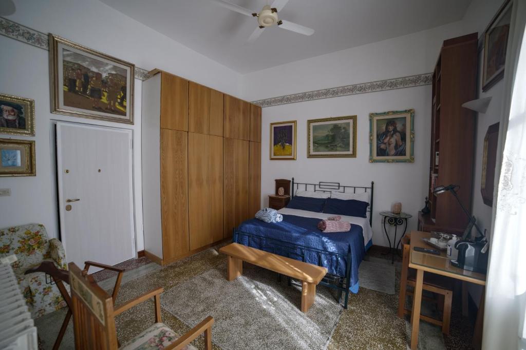 a bedroom with a bed and a table in it at Casa Franz in Tropea