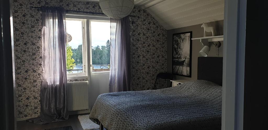 - une chambre avec un lit et une fenêtre dans l'établissement Rum på Näset 42 i Äppelbo Vansbro, à Äppelbo