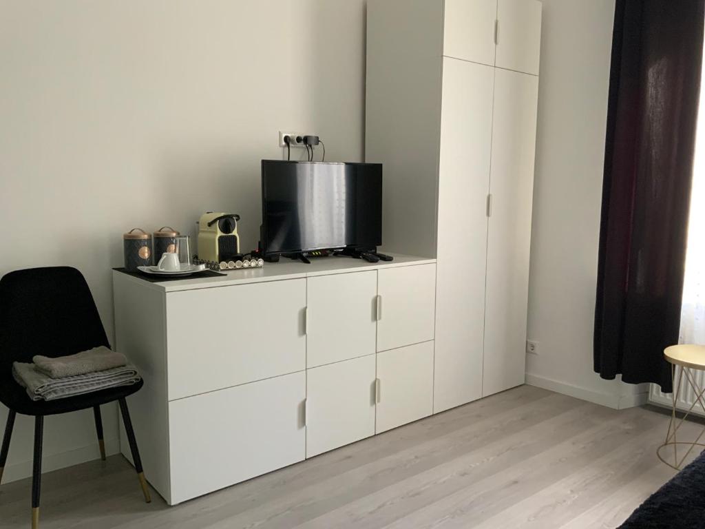 Kuchyň nebo kuchyňský kout v ubytování EXECUTIVE SINGLE ROOM WITH EN-SUITE in GUEST HOUSE CITY CENTRE
