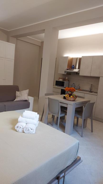 - un salon avec un canapé et une table avec des serviettes dans l'établissement CASA MYA, à Monopoli