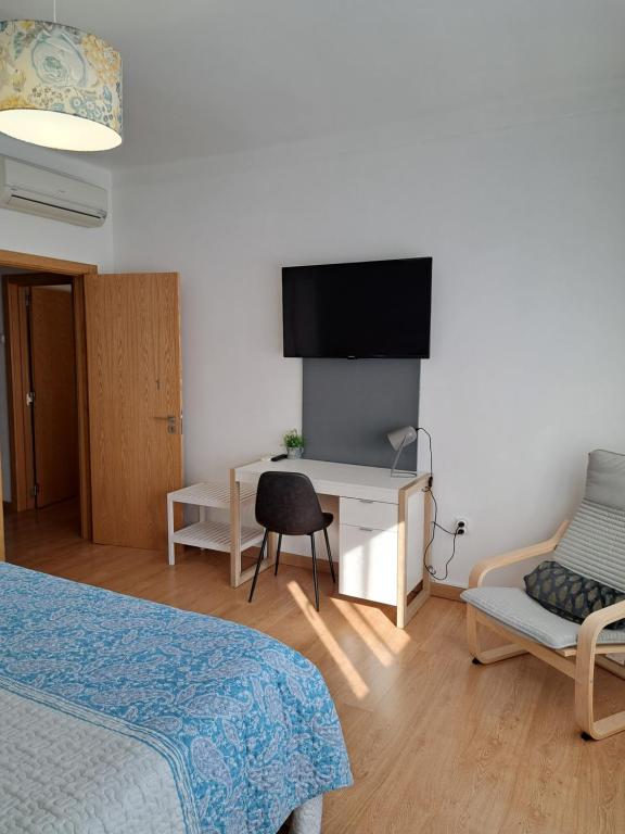 TV a/nebo společenská místnost v ubytování Beja Garden apartamento com terraço privado